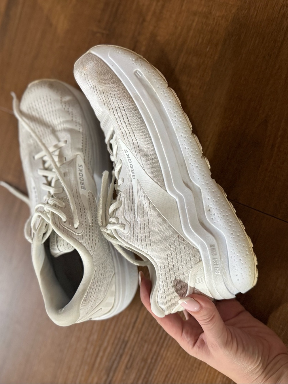 Brooks men’s  Cream/White Running Shoes - Lightweight Support size 10.5